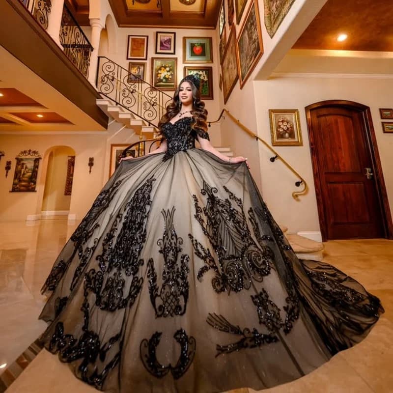 Abito Quinceanera nero personalizzato con spalle scoperte perline applique con paillettes Abiti da 15 Quinceanera con strascico in pizzo