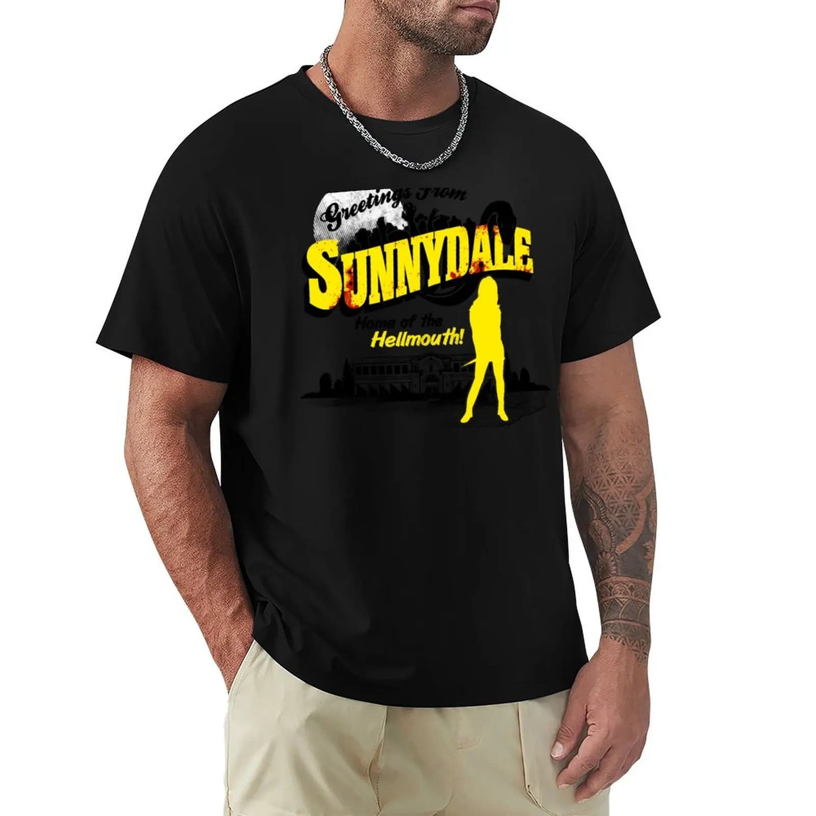 T-shirt in cotone a maniche corte sportiva e casual con scritta 'Greetings from Sunnydale'