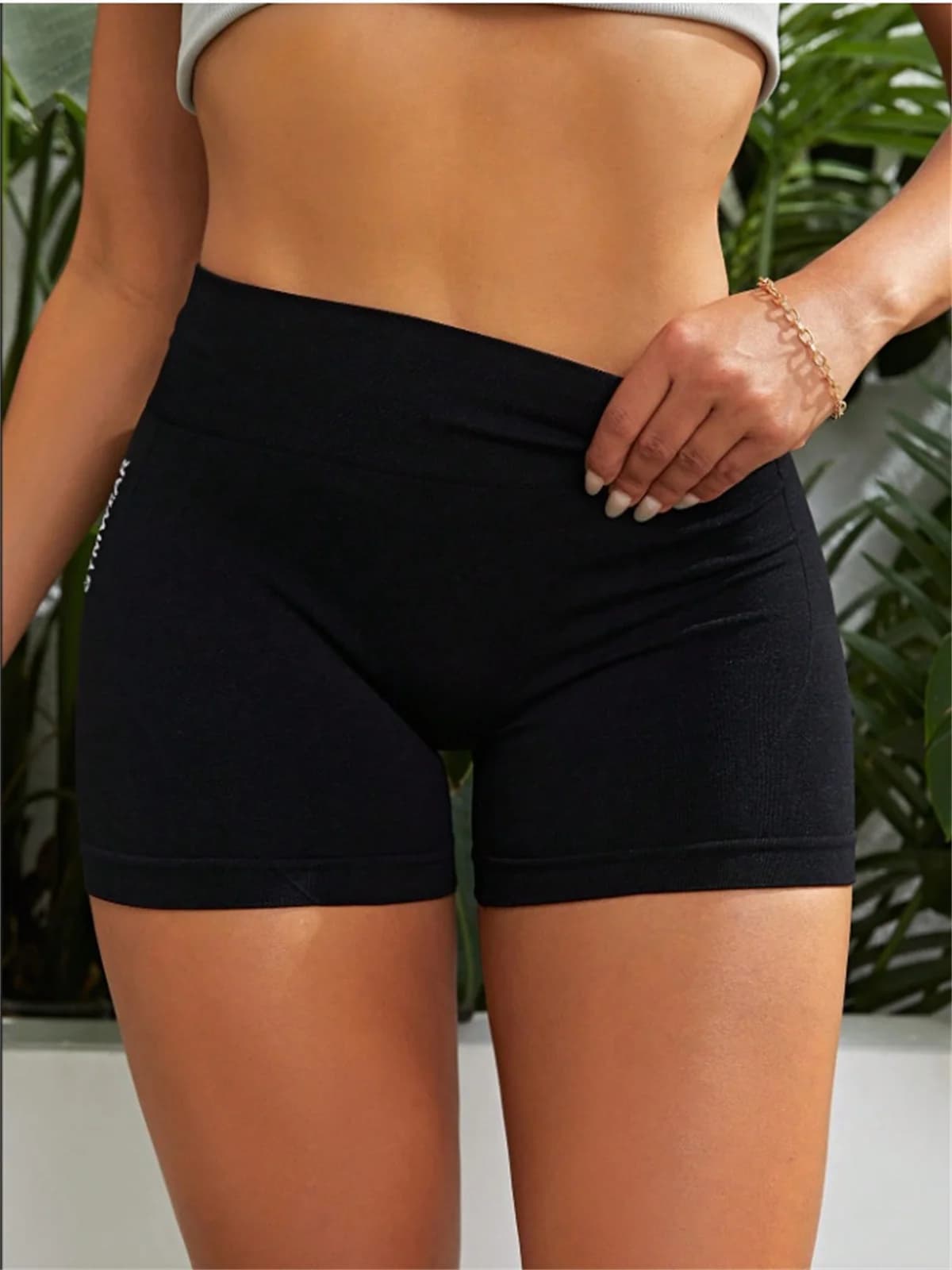 Pantaloncini sportivi da yoga ad alta elasticità a vita alta senza cuciture in tinta unita per le donne Comodi leggings corti da corsa traspiranti per la primavera