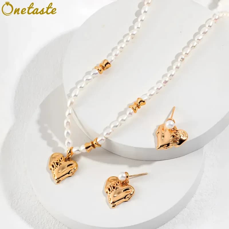 Set di gioielli con ciondolo a cuore in argento 925 e perle naturali, con collana a filo di perline e orecchini a lobo per donna, regalo trendy e raffinato per lei.