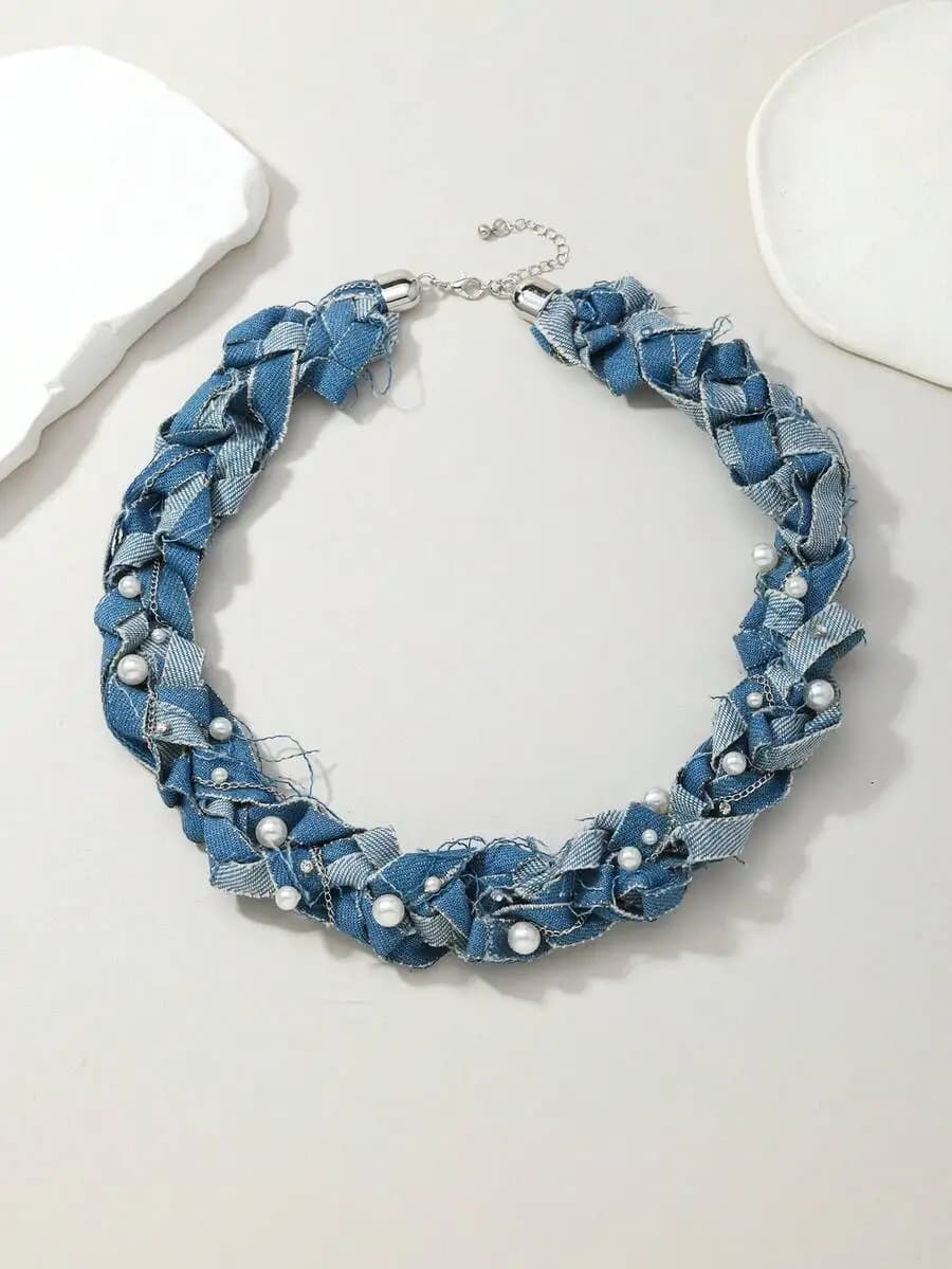 Collana girocollo in denim riciclato intrecciato con accenti di perle, pezzo unico artigianale in stile western punk per abbigliamento casual o da sera