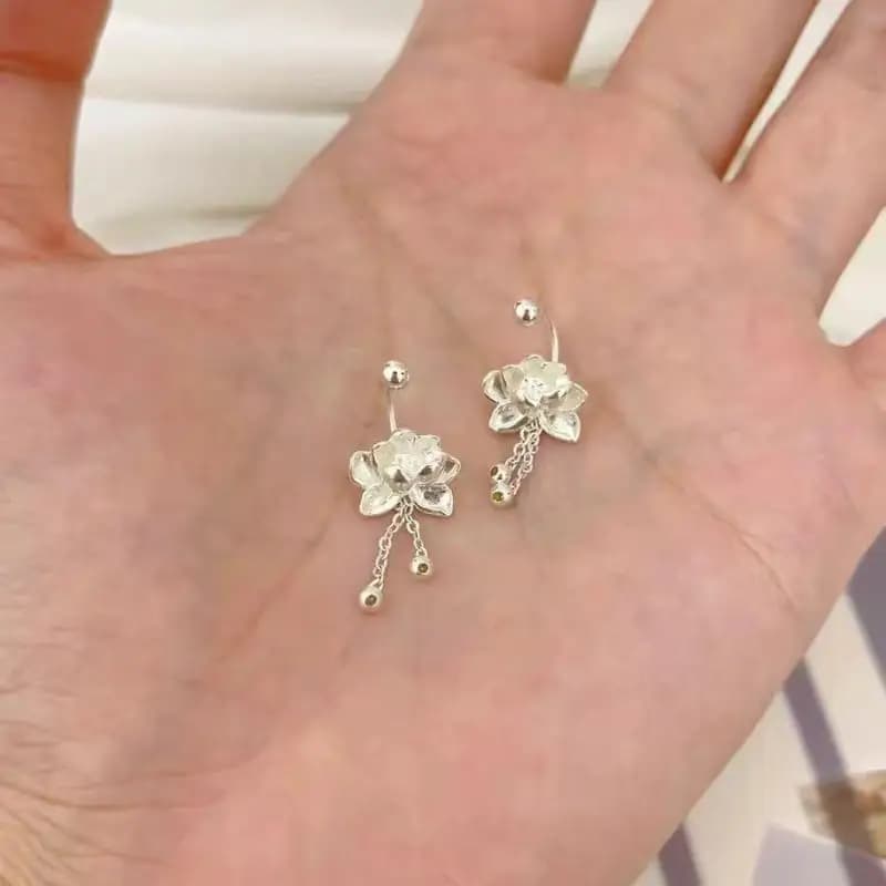 Orecchini di nuovo stile Orecchini di loto per le donne Orecchini di design di nicchia di temperamento di lusso leggero Squisito senso di fascia alta All-Match