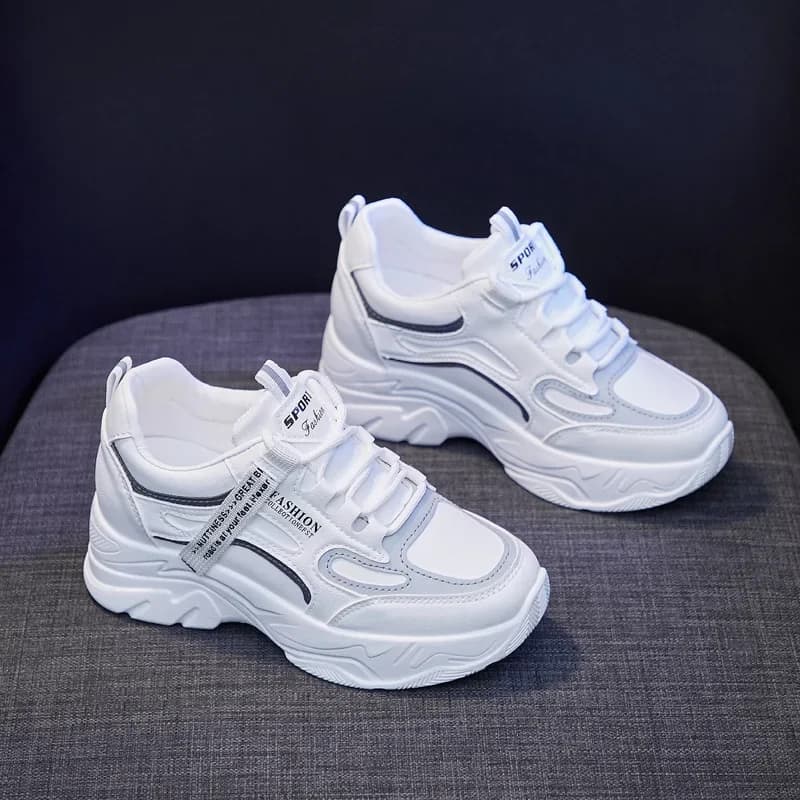 Scarpe da ginnastica bianche da donna con plateau da tennis Scarpe da corsa sportive da donna con altezza interna Scarpe vulcanizzate di design casual di lusso da donna