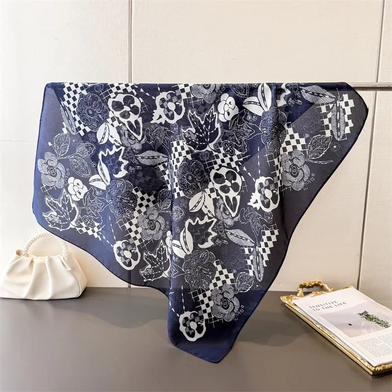 Sciarpa Quadrata Trendy con Motivo Floreale a Scacchiera, Morbida in Raso di Seta, Estetica, Utilizzabile come Bandana, Copricapo, Accessorio per Capelli, Fascia per il Collo, Accessorio per Borsa o da Polso, per Donna