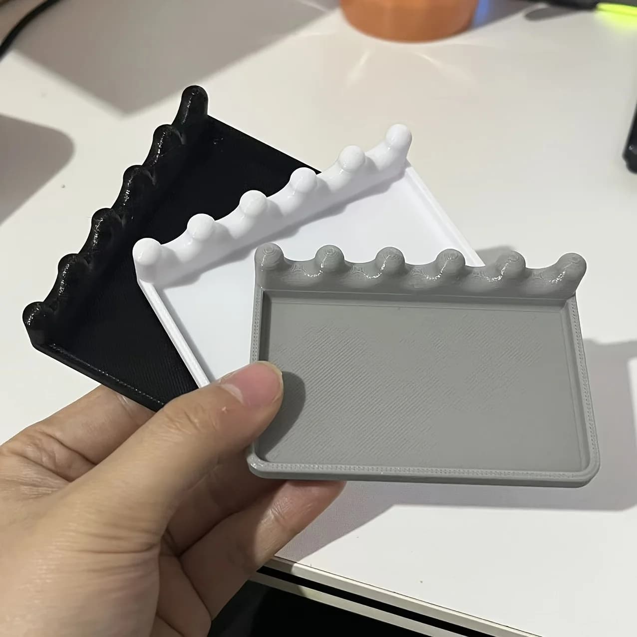 Supporto portatile per spazzole con vassoio raccogligocce, 1 pezzo | Design con vassoio frontale, facile da pulire, salva spazio, per tutti i tipi di pittura