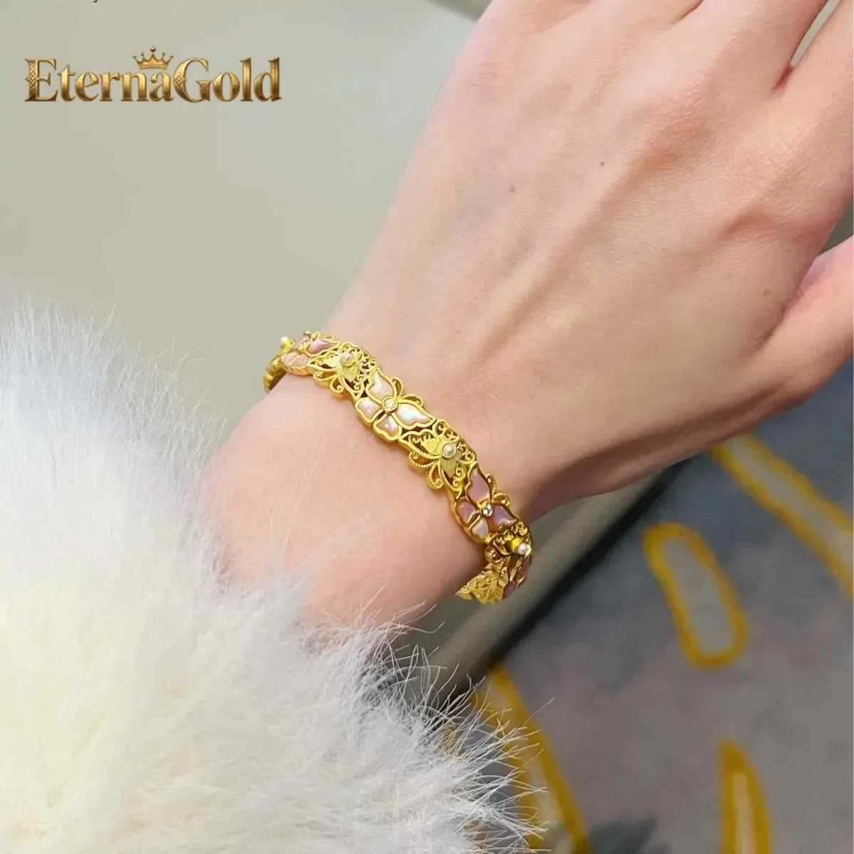 Bracciale da donna EternaGold in oro 24 carati AU999 con farfalla floreale rosa | Farfalla scolpita dall'antica incisione su fiori di cristallo rosa, romantica