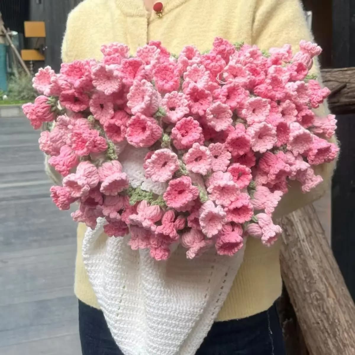Prodotti fatti a mano con uncinetto Corpo principale bianco Campana rosa chiaro Coperta per bouquet di orchidee Prodotto finito 60 cm-170 cm