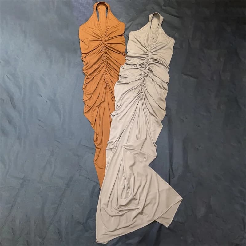 Abito da donna nuovo, elasticizzato, slim fit, senza maniche, scollo a V, plissettato, aderente sui fianchi, per la primavera 2026 - Abiti lunghi da festa