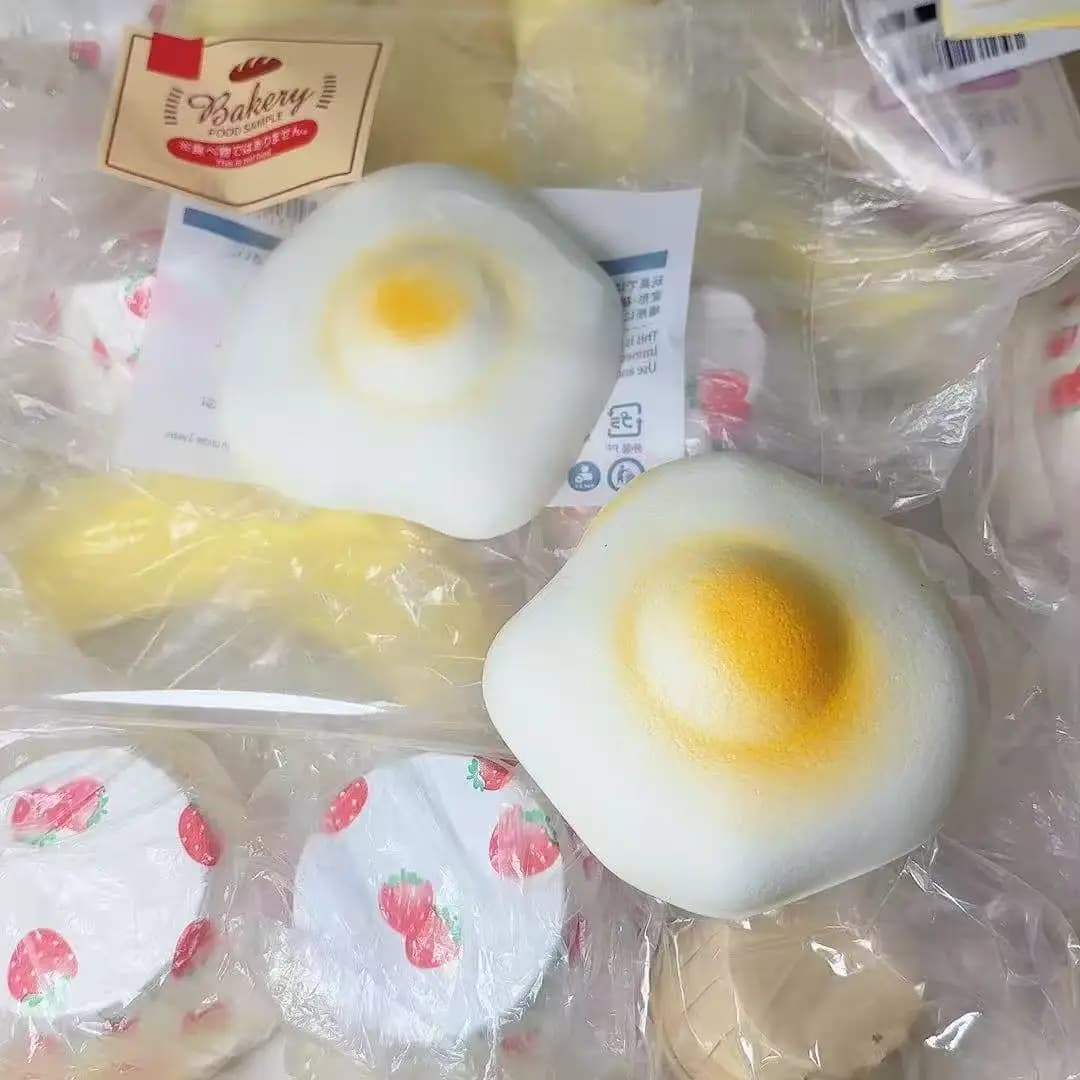 PU Simulation Fried-Egg Squishy Toy, Moist-Soft Playdough-Feel Sticky-Finger Slow-Rebound Non-Greasy Snag-Free Compact Handy Scentless Quick-Clean Tear-Enduring Flexible Calming Textured Sensory Play