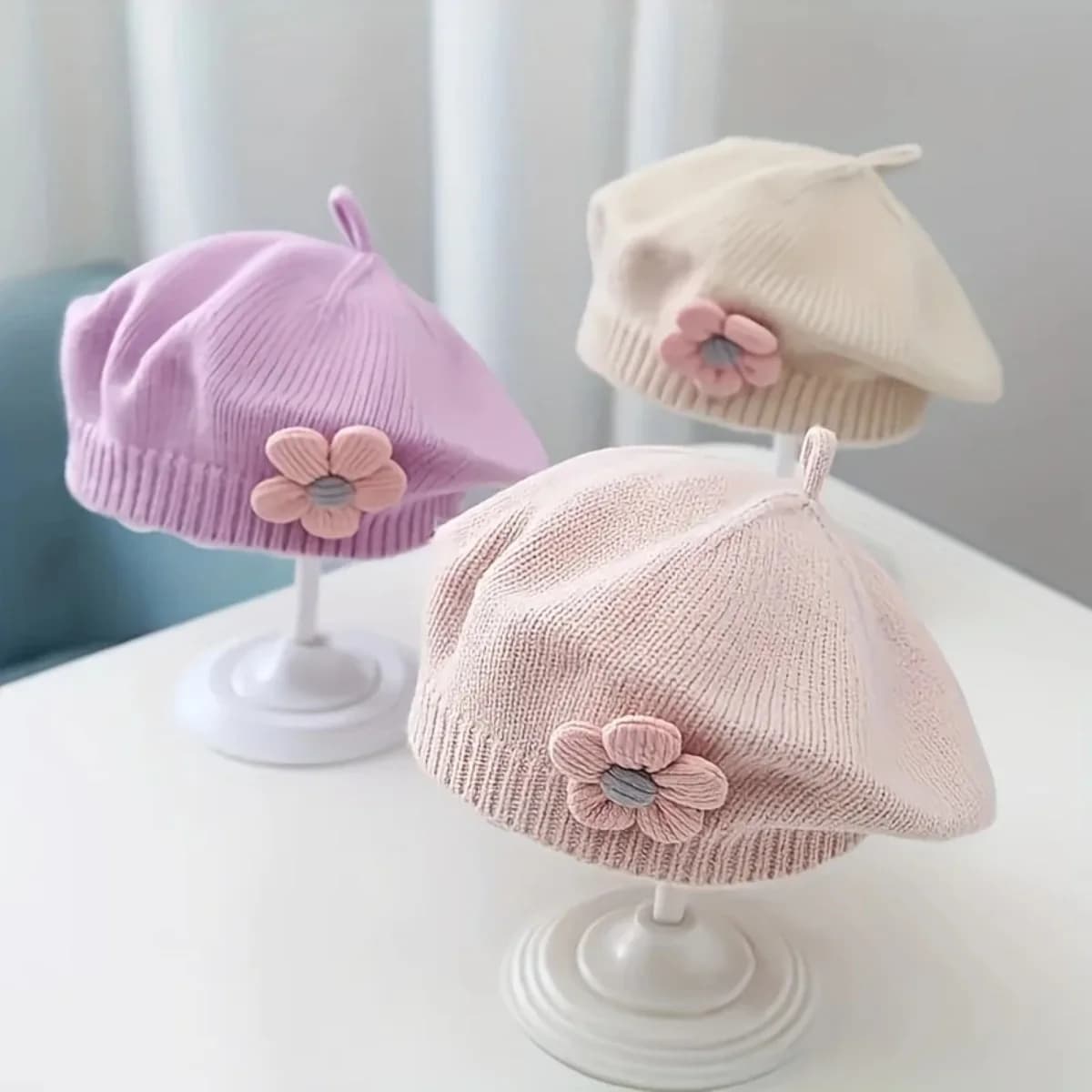 Berretto per neonate in maglia a tinta unita con decorazioni floreali, cappellino morbido e caldo stile principessa, accessorio confortevole per la testa ideale per l'inverno, perfetto per l'abbinamento quotidiano, per le passeggiate all'aperto con il freddo e per mantenere il calore dei neonati durante le uscite quotidiane.