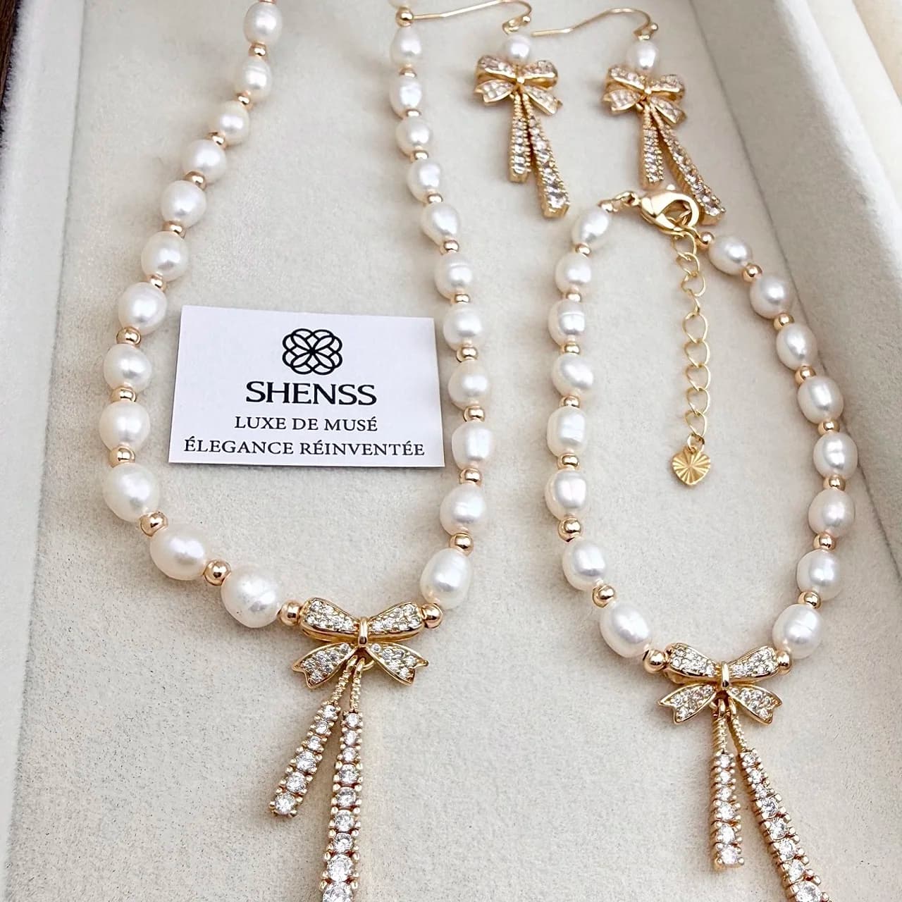 Set di Gioielli con Perle Naturali a Forma di Riso, Collana con Fiocco, Bracciale e Orecchini, Stile Minimalista di Lusso, Versatile ed Elegante