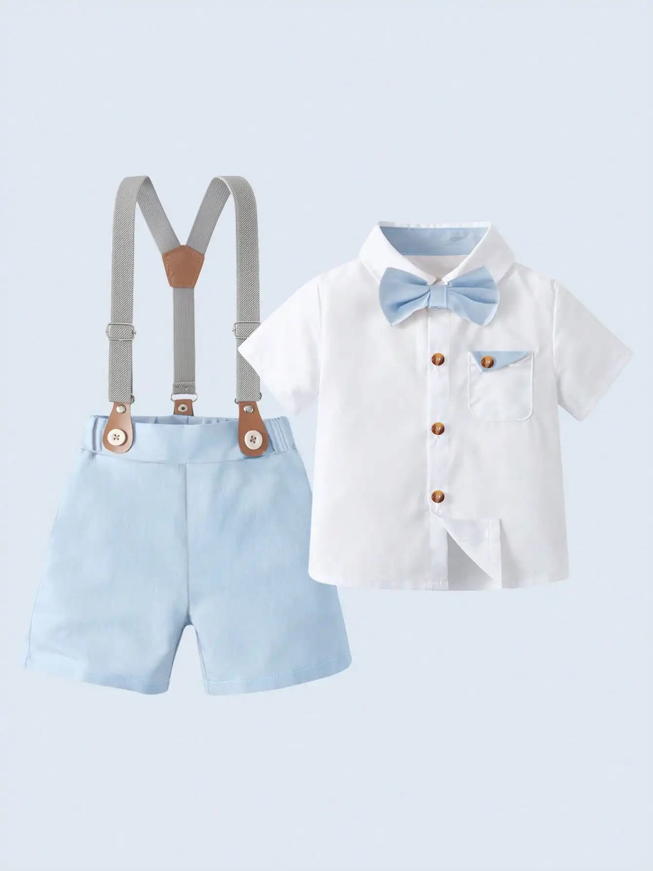 Set Formale da Bambino in 2 Pezzi: Camicia Bianca a Maniche Corte con Papillon e Pantaloncini con Bretelle Blu Chiaro