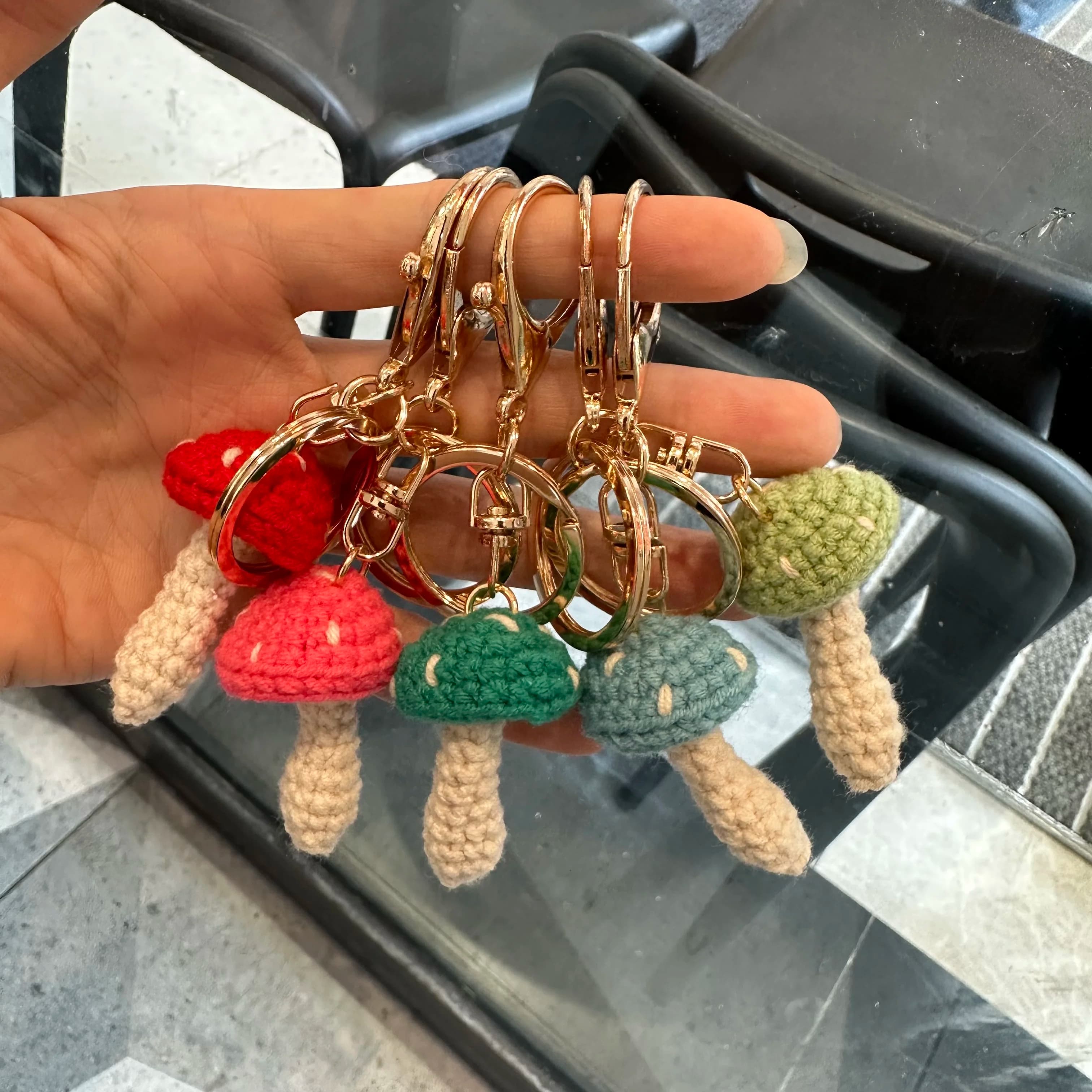 5 Pezzi Portachiavi Colorati a Forma di Fungo Fatti a Mano, Mini Portachiavi in Maglia per Auto, Decorazione per Vestiti, Scarpe, Sciarpe, Borse, Cancelleria