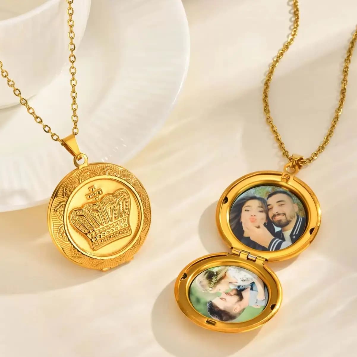 Vnox Collane con corona fotografica personalizzata gratuita, ciondolo con immagine rotonda in acciaio inossidabile, regali di gioielli con medaglione commemorativo per la famiglia