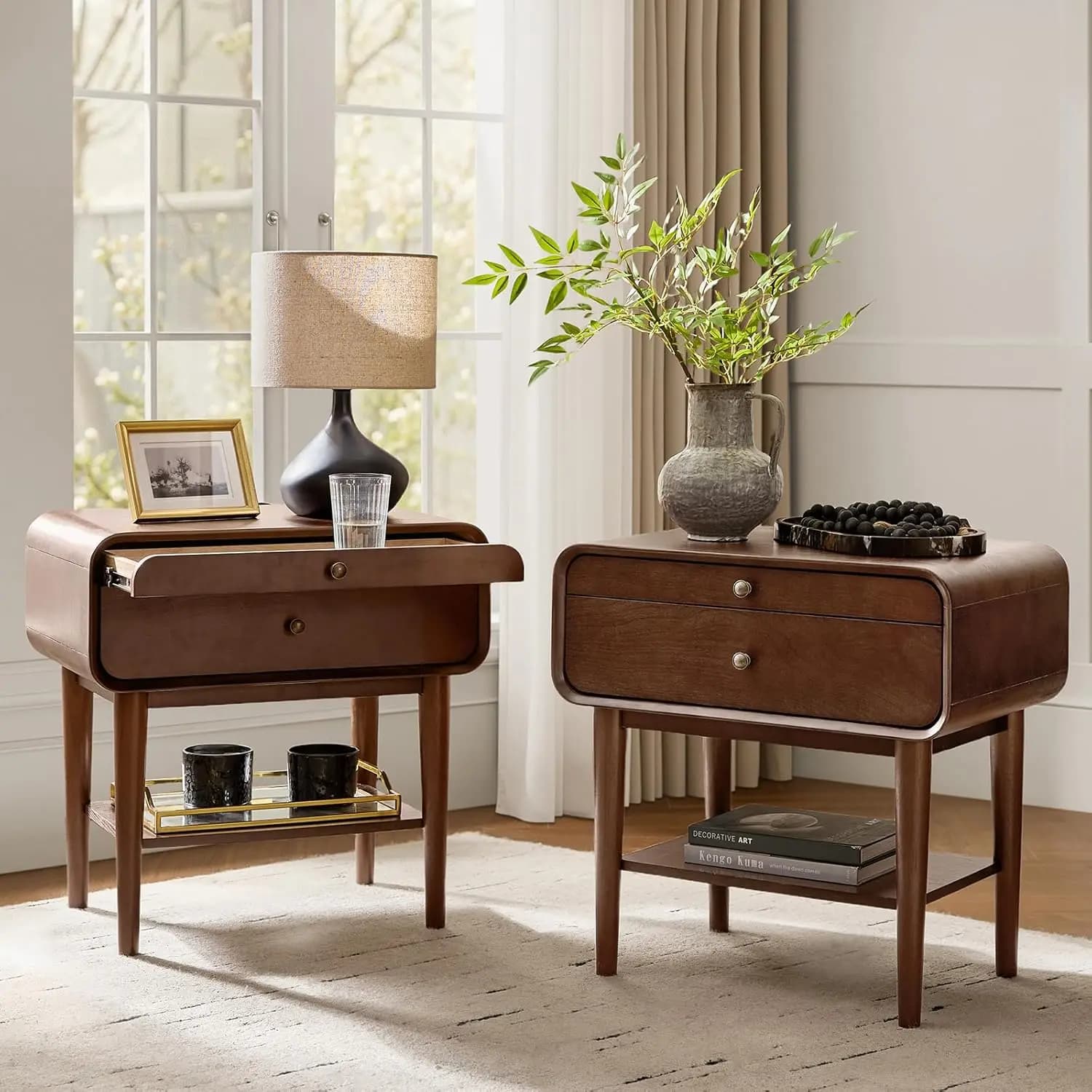 Set di Comodini in Stile Mid-Century Modern con Ripiano Estraibile, Cassetto Portaoggetti, Stazione di Ricarica, Gambe in Legno Massello, Noce, Personalizzabile