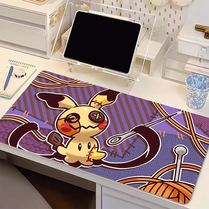 Tappetino per Mouse in Gomma Naturale Pokemon Mimikyu, Tappetino da Gaming Anime, Grande Tappetino Completo per Tastiera Computer, Tappeto da Scrivania Varmilo