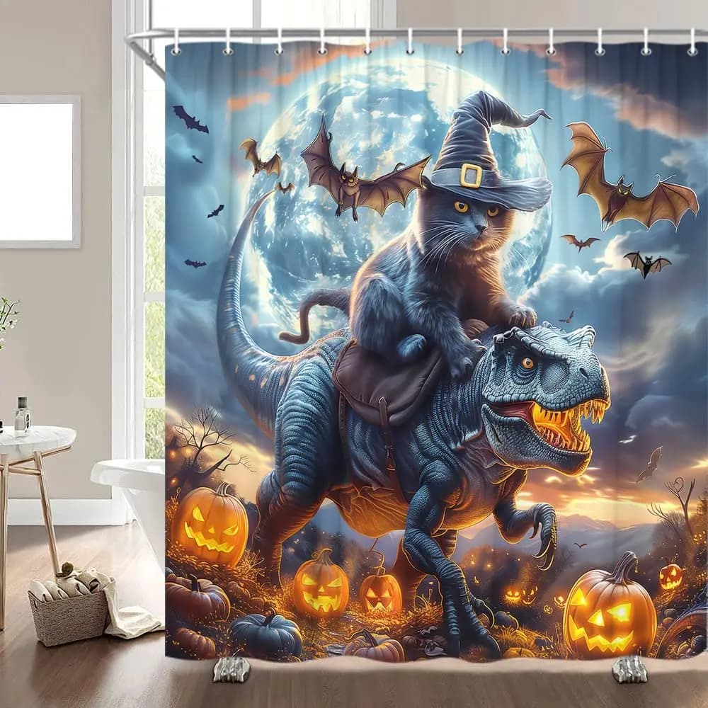 Gatto nero che cavalca dinosauro tenda da doccia spettrale zucca di Halloween cappello da strega pipistrello luna piena raccapricciante notte foresta tirannosauro Trex