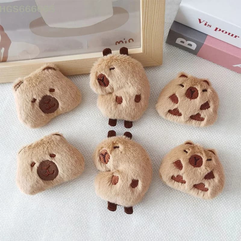 Spille per badge Zaini Accessori decorativi Simpatico capibara Animale Spilla per bambola di peluche Soffici vestiti di peluche morbidi