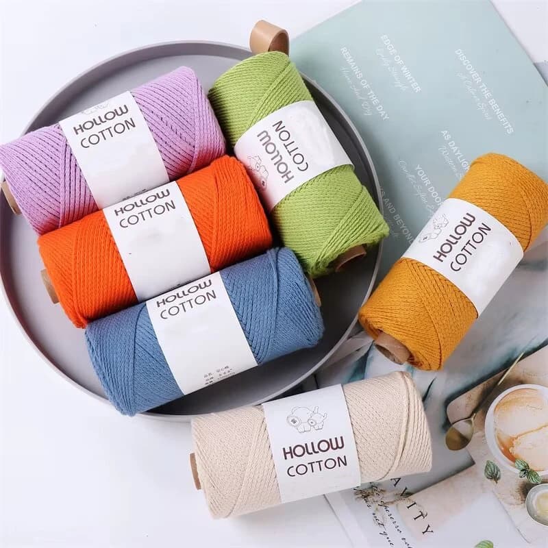 Filato di cotone cavo per uncinetto fatto a mano, adatto per la realizzazione di vari articoli di abbigliamento leggeri e caldi come giacche, maglioni, gilet, sciarpe, cappelli e altri capi. Kit di Materiali Fai-da-Te con Gomitoli di Filato