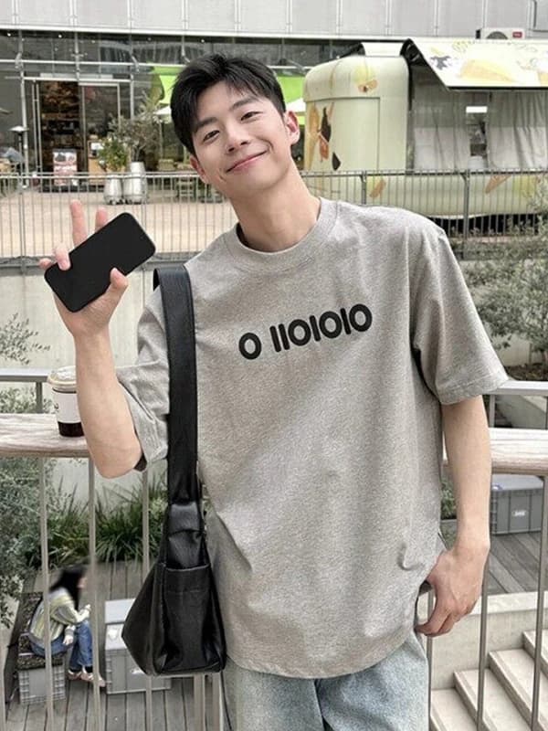 T-shirt da uomo grigia a maniche corte con stampa di lettere, pesante, con cuciture a tre aghi sulle spalle, stile americano, alla moda giovanile, a mezza manica