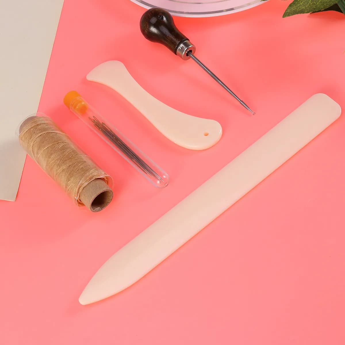 Set di 10 Utensili per Rilegatura, Piegatore in Plastica Leggero, Aghi Grandi, Filo Cerato, Punzone con Manico in Legno per Libri Fatti a Mano