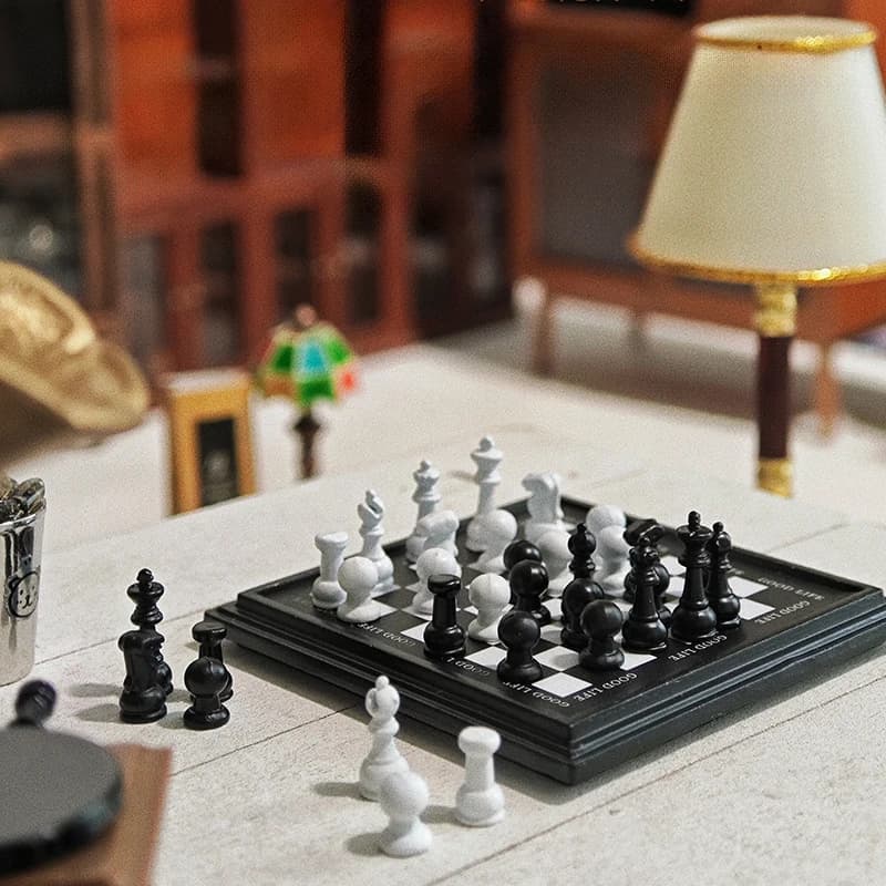 1/12 Casa delle bambole Mini Set di scacchi Pezzi degli scacchi in bianco e nero Ornamenti per scacchiera Decorazione della casa delle bambole Giochi di imitazione Giocattoli
