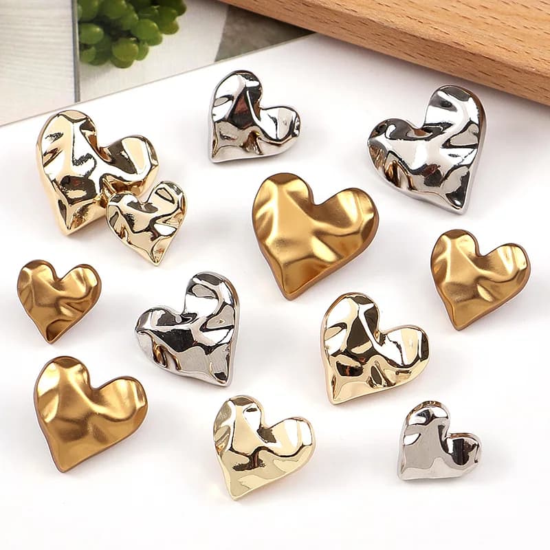 15 Pz/lotto 15-23mm Oro e argento a forma di cuore irregolari bottoni in metallo cappotto vestito in lega bottoni cuciti a mano N731