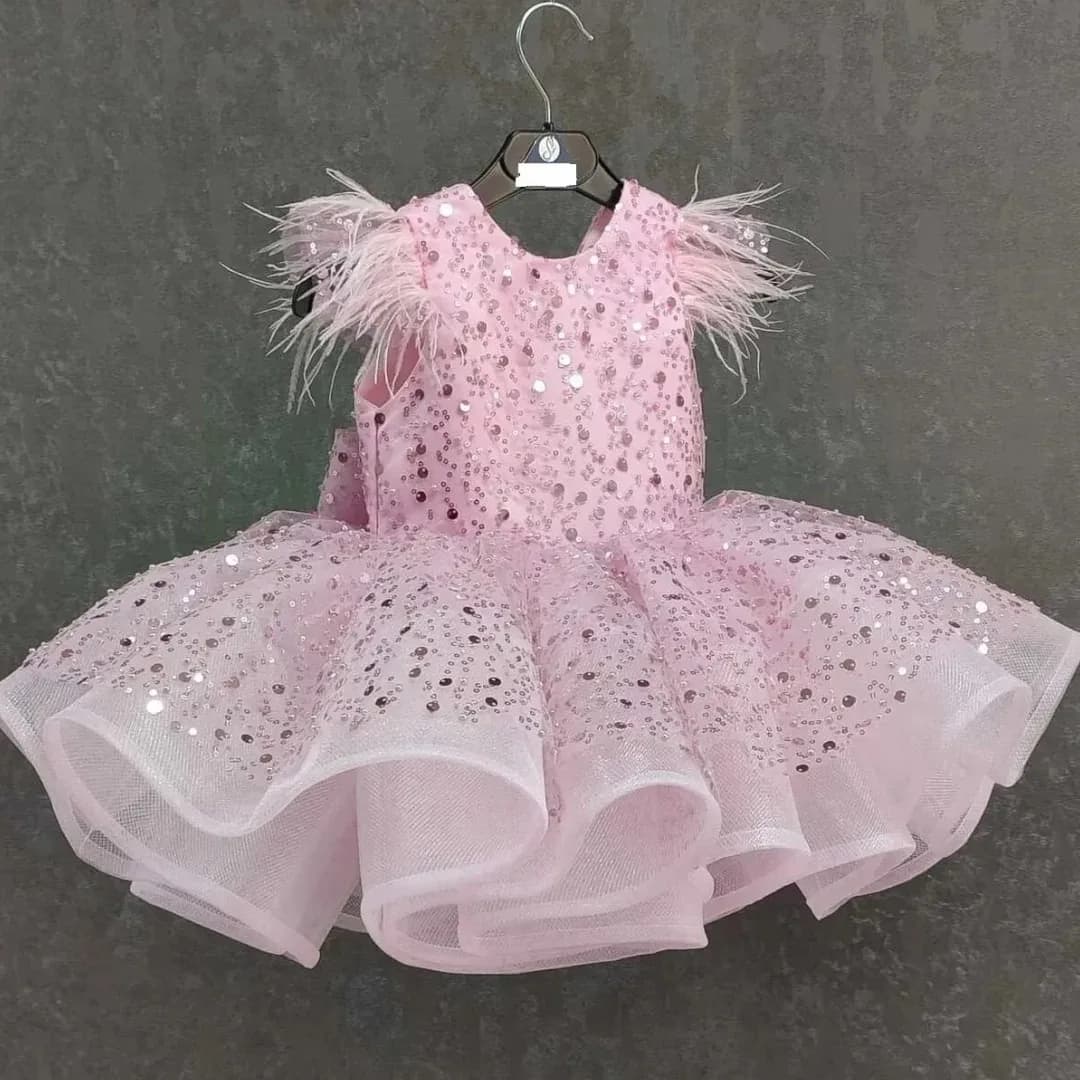 Abito Personalizzato da Damigella Rosa con Paillettes, Fiocco e Piume, Senza Maniche, per Matrimoni, Banchetti, Comunioni, Feste di Compleanno