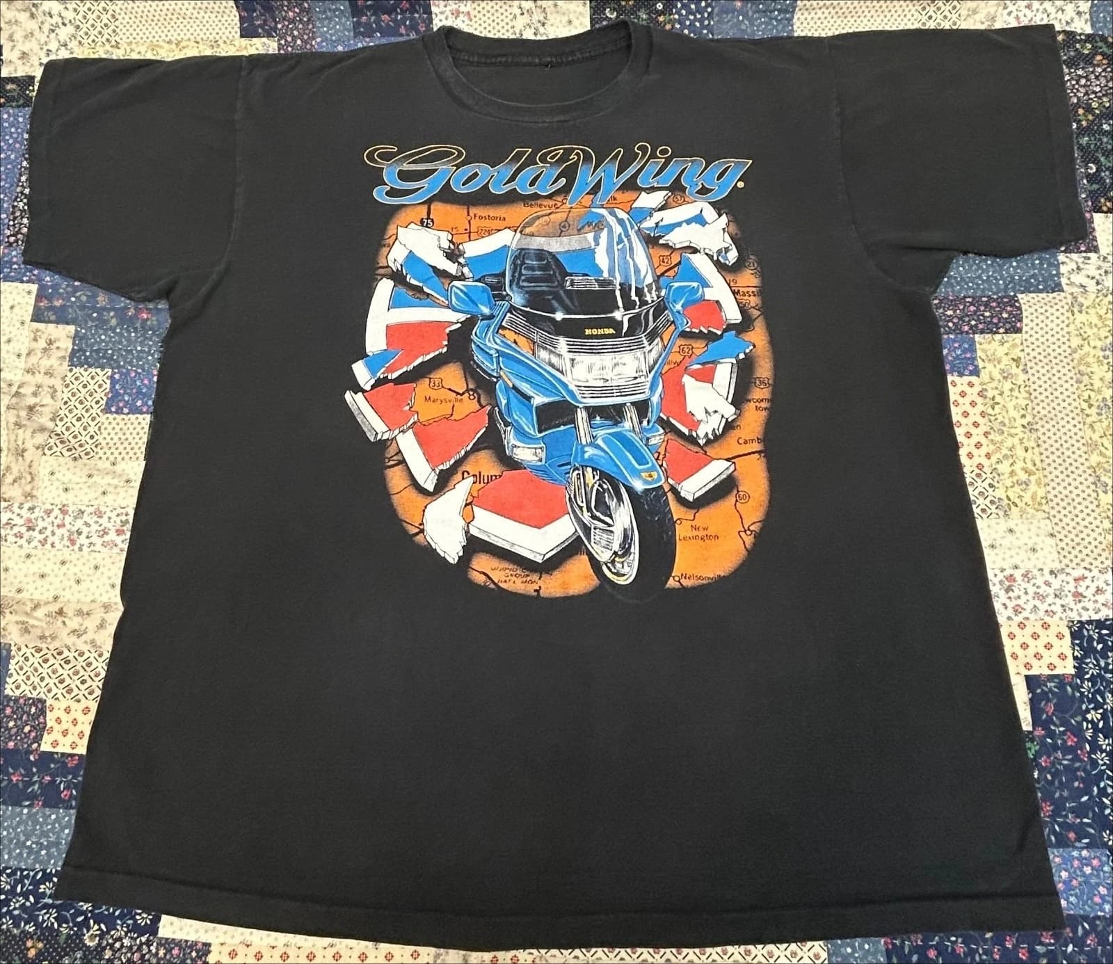 T-shirt vintage Honda Gold Wing del 1993. La maglietta da uomo della serie Racing Man della serie Retro Car presenta una maglietta a collo largo.