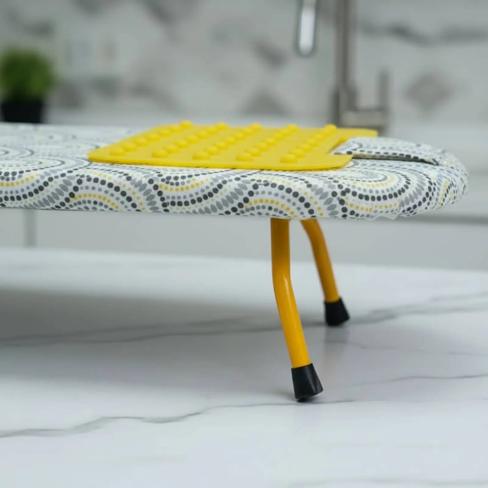 Asse da Stiro da Tavolo Compatta Pieghevole, Mini Tappetino per Stirare Portatile Resistente al Calore per Casa