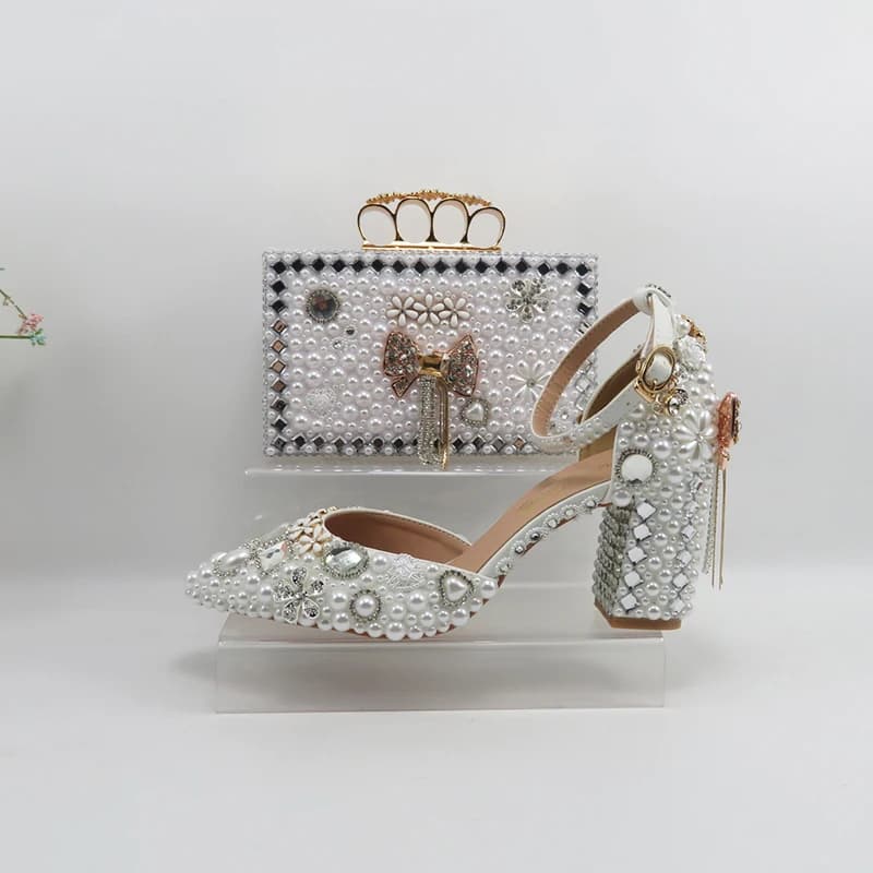 Set di scarpe e borse da festa da sposa bianche Set di borse per scarpe da sera con tacco sottile e punta a punta da donna con perle e cinturino alla caviglia con fibbia