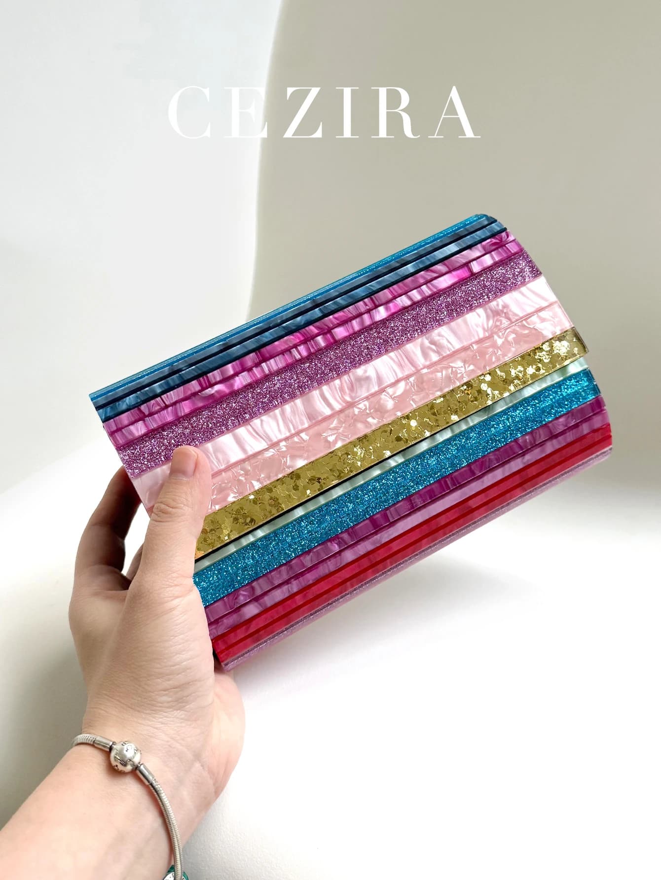 CEZIRA Borsa da donna con pochette in acrilico a righe colorate dal design di nicchia, con patta, borsa da sera affascinante, borsa alla moda a catena lunga