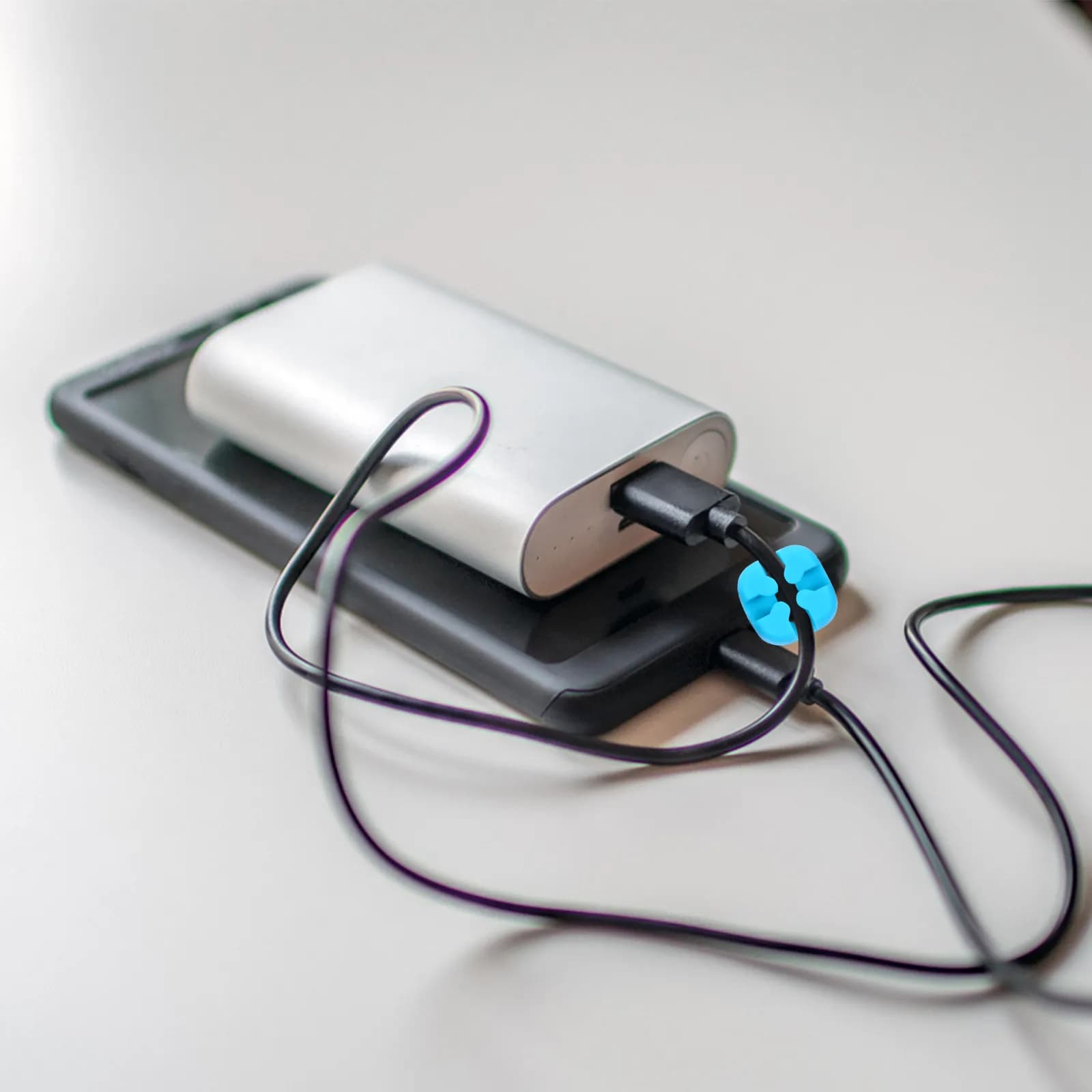 Clip per cavi multifunzionali da 5 pezzi per scrivania, TV, computer, telefono cellulare, cavi di ricarica USB, gestione dei cavi