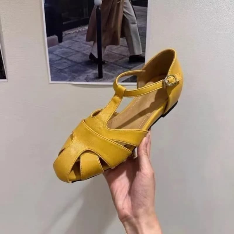 Sandali piatti da donna, comodi e morbidi, adatti per l'abbigliamento casual da spiaggia. Una nuova scarpa da passeggio estiva leggera