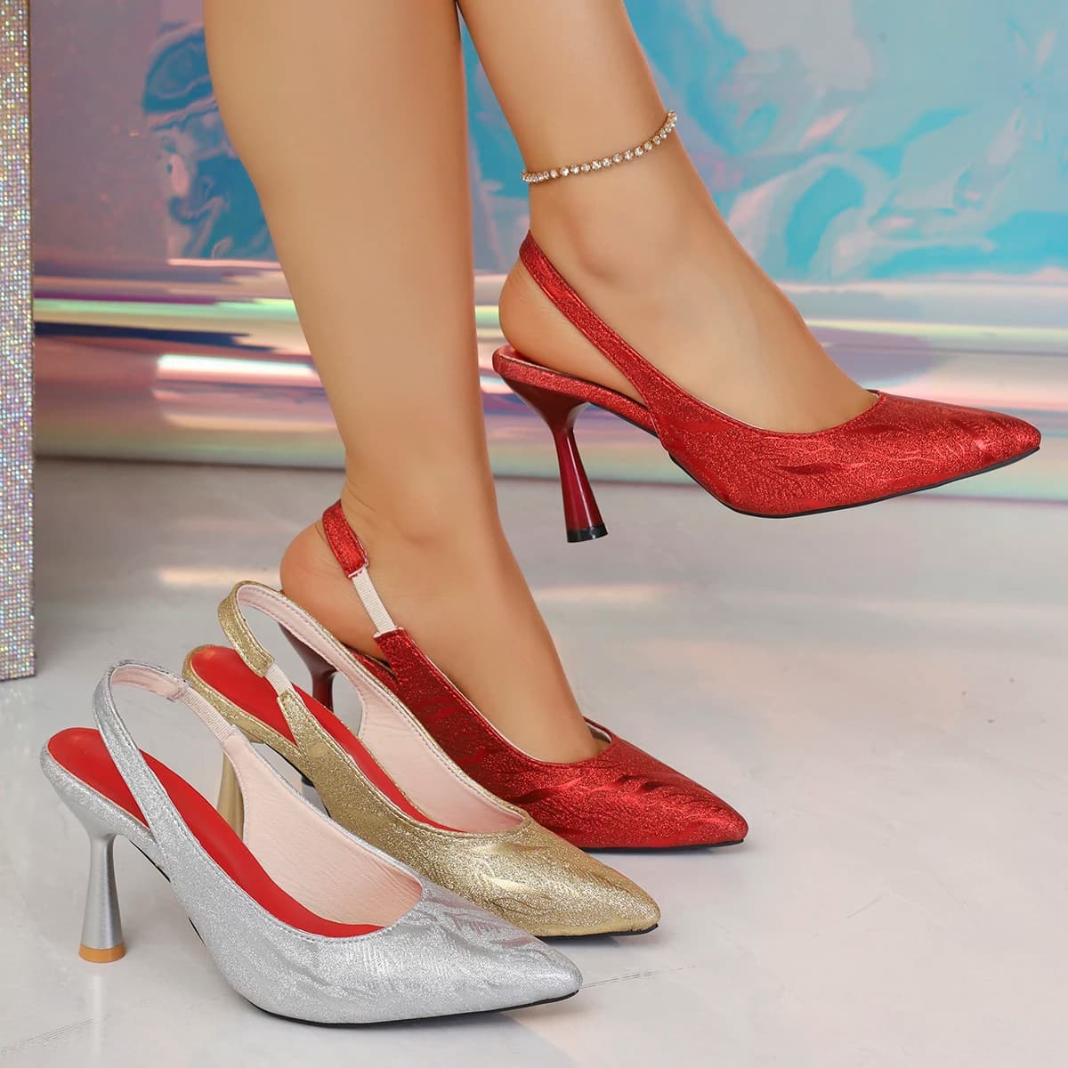 French retro stiletto heels with back strap, pointed with glittered surface, perfect for banquets, appointments and weddings, available in various colors.