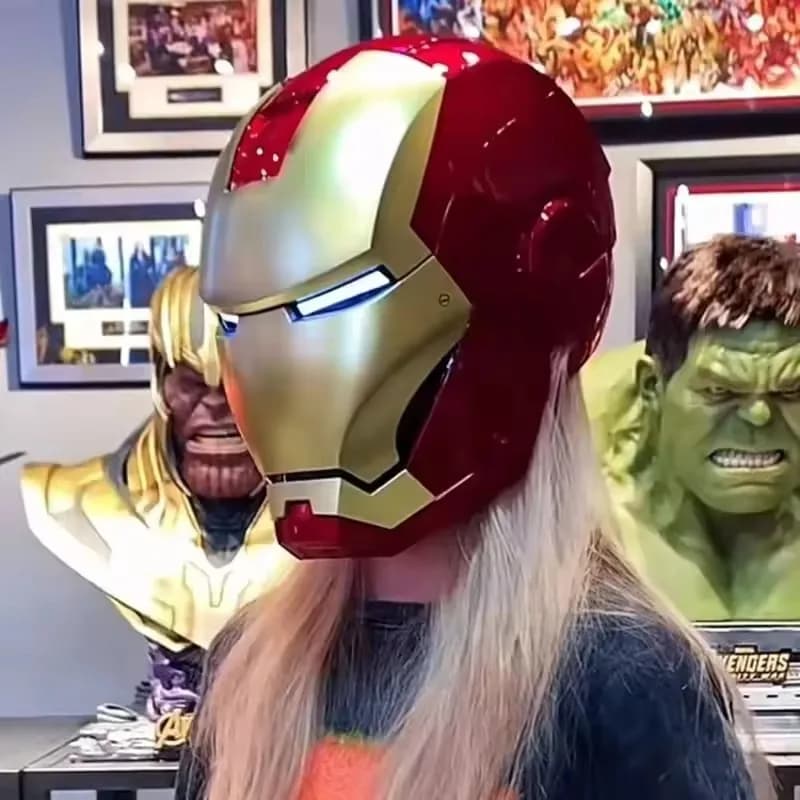 Casco indossabile 1:1 Maschera Guanti Occhi luminosi Modello adulto Cosplay Action Figure Modello Ornamenti Regali