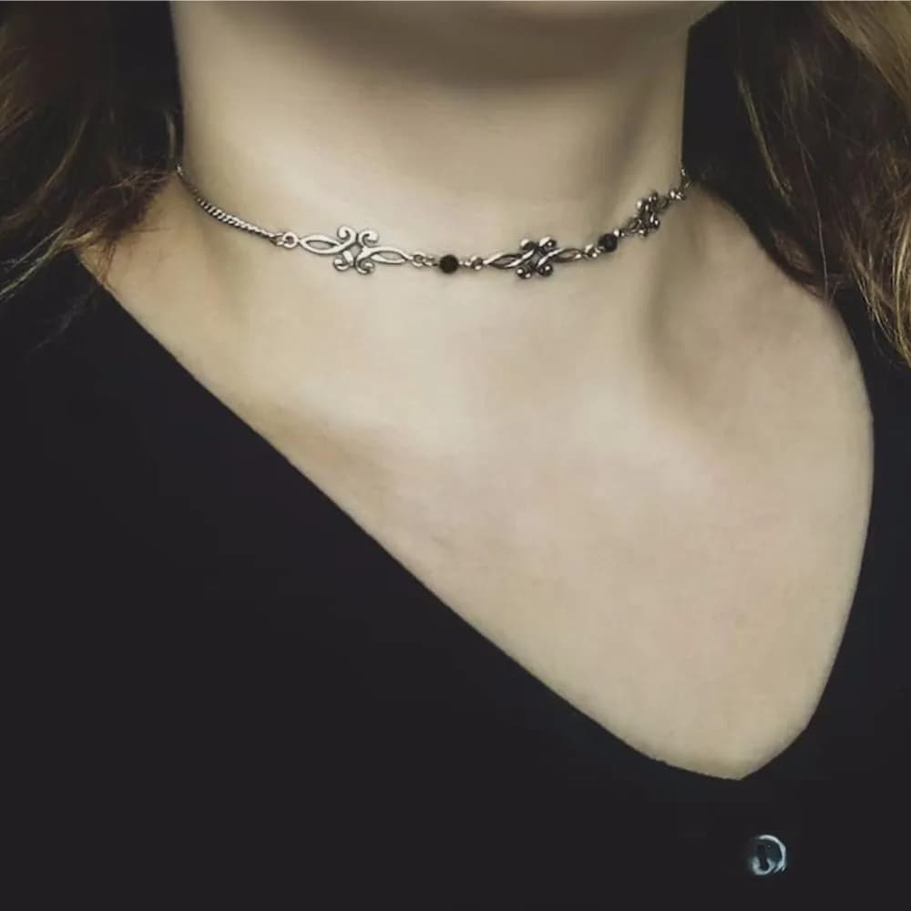 Gothic Retro Sliver Color Hollowed-out Pattern Black Glass Beads Short Necklace for Women Hip-hop Punk Jewelry Accessories Gifts