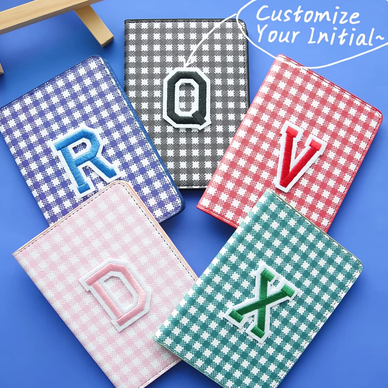 Porta Passaporto Personalizzato con Iniziali, Copertina Colorata a Quadri con Lettera Stile Baseball, Custodia Vibrante per Passaporto Personalizzata