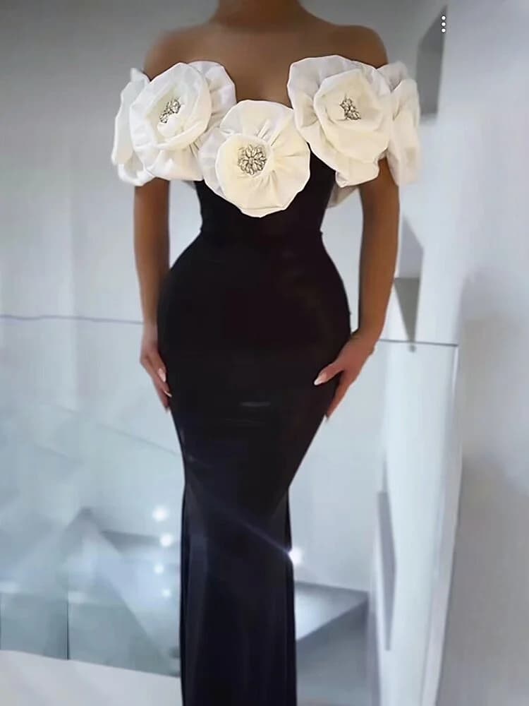 Abito lungo aderente dalla fasciatura aderente con spalle scoperte sexy da donna con grandi fiori bianchi alla moda. Festeggia il vestito da compleanno per la festa serale