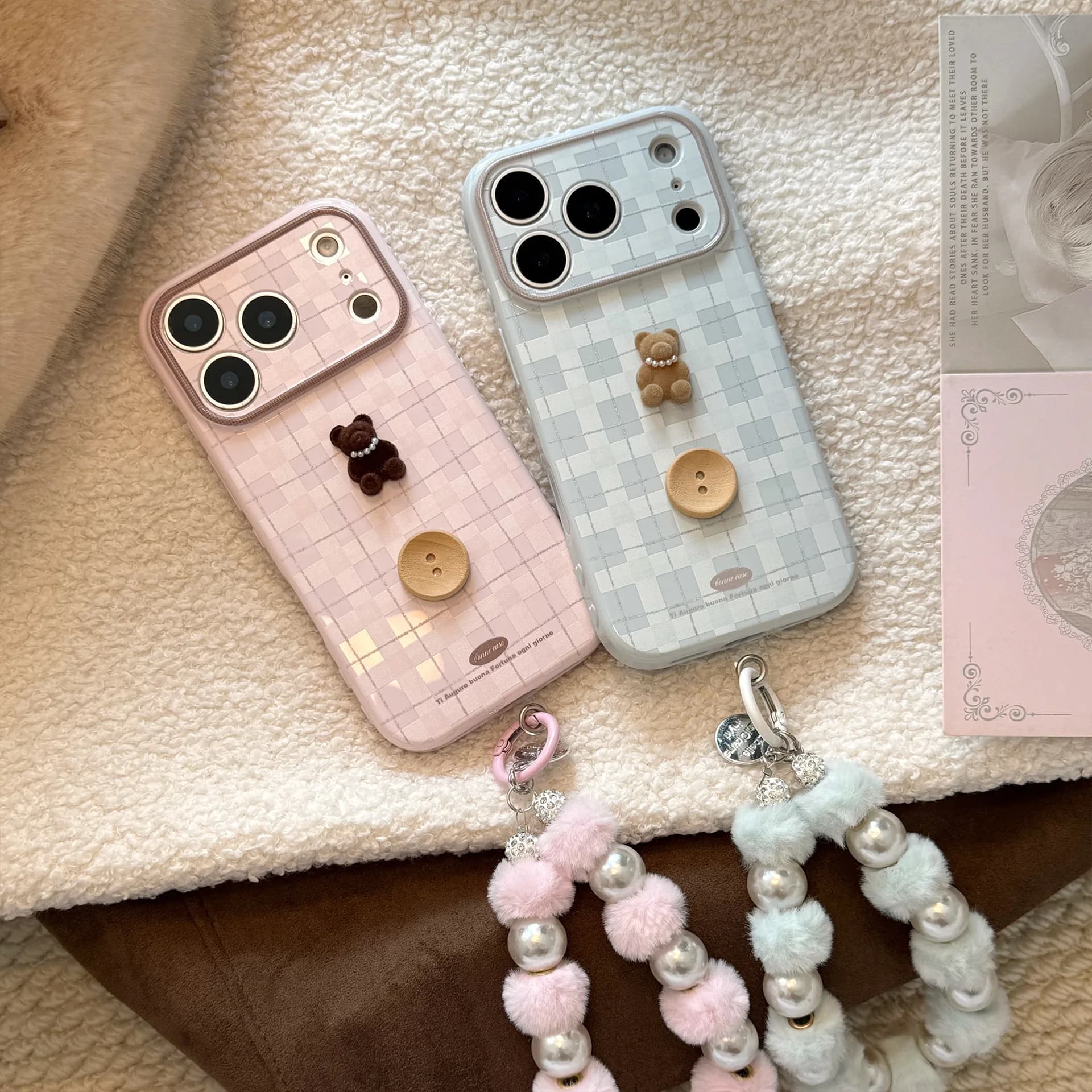 Custodia Morbida Antiurto per iPhone 17 16 15 14 13 11 12 Pro Max con Bottoni a Forma di Orsetto 3D a Quadretti Coreani e Braccialetto