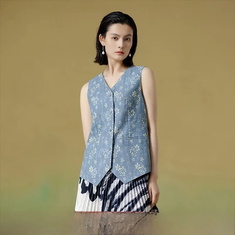 Gilet Slim Fit in Misto Cotone Stampato da Donna, Nuova Collezione Estate 2025, a Life on the Left, Scollo a V, Lunghezza Corta, Chiusura con Bottone Singolo