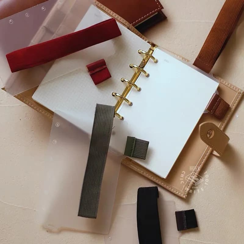 Quaderno A7 a fogli mobili, portapenne, fascia elastica, pagine interne, divisorio, raccoglitore fai da te, accessori decorativi e funzionali