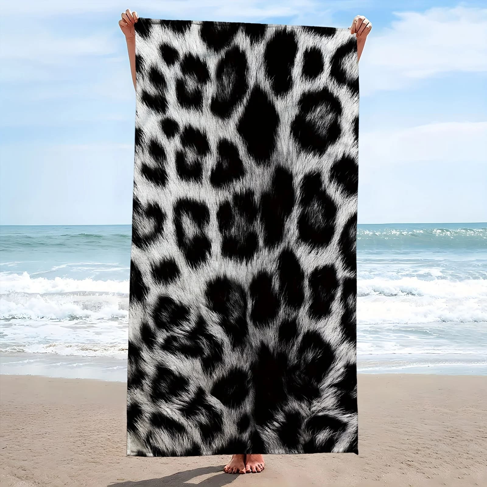 Un tappetino da spiaggia in fibra scamosciata con stampa leopardata, altamente assorbente, perfetto per viaggi, nuoto, immersioni, surf, yoga e altro.
