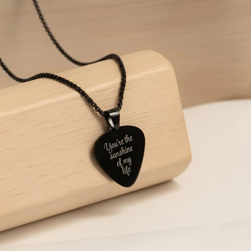 Collana con plettro per chitarra personalizzabile, in acciaio inossidabile, gioiello inciso su misura, regalo con motto di vita personalizzato per chitarristi