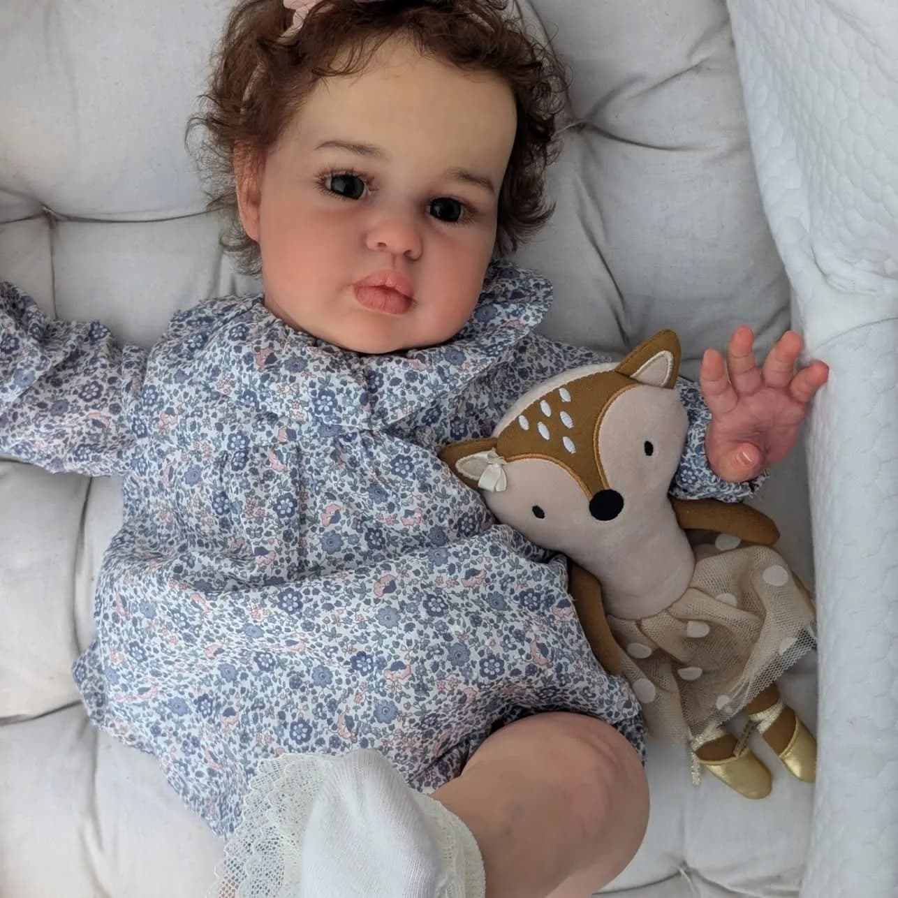 Bambola Reborn NPK Ellie da 24 Pollici, Realistica, Neonato, in Piedi, Morbida al Tatto, con Pelle 3D e Capelli Radicati a Mano