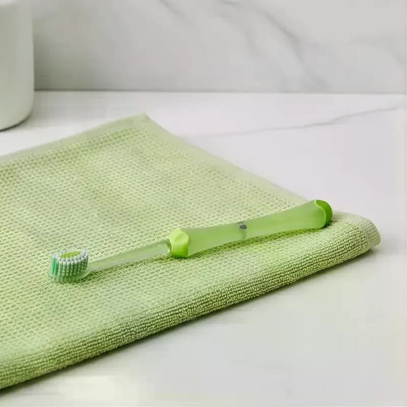 Due spazzolini da denti a setole morbide per lo sbiancamento dei denti, adatti per la cura orale di bambini e adulti