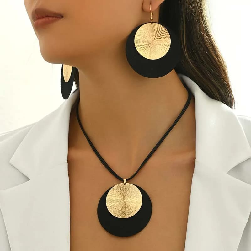 Set di 3 Pezzi: Orecchini Grandi Rotondi e Collana con Ciondolo Geometrico in Metallo, Catene in Corda PU Esagerate per Donna