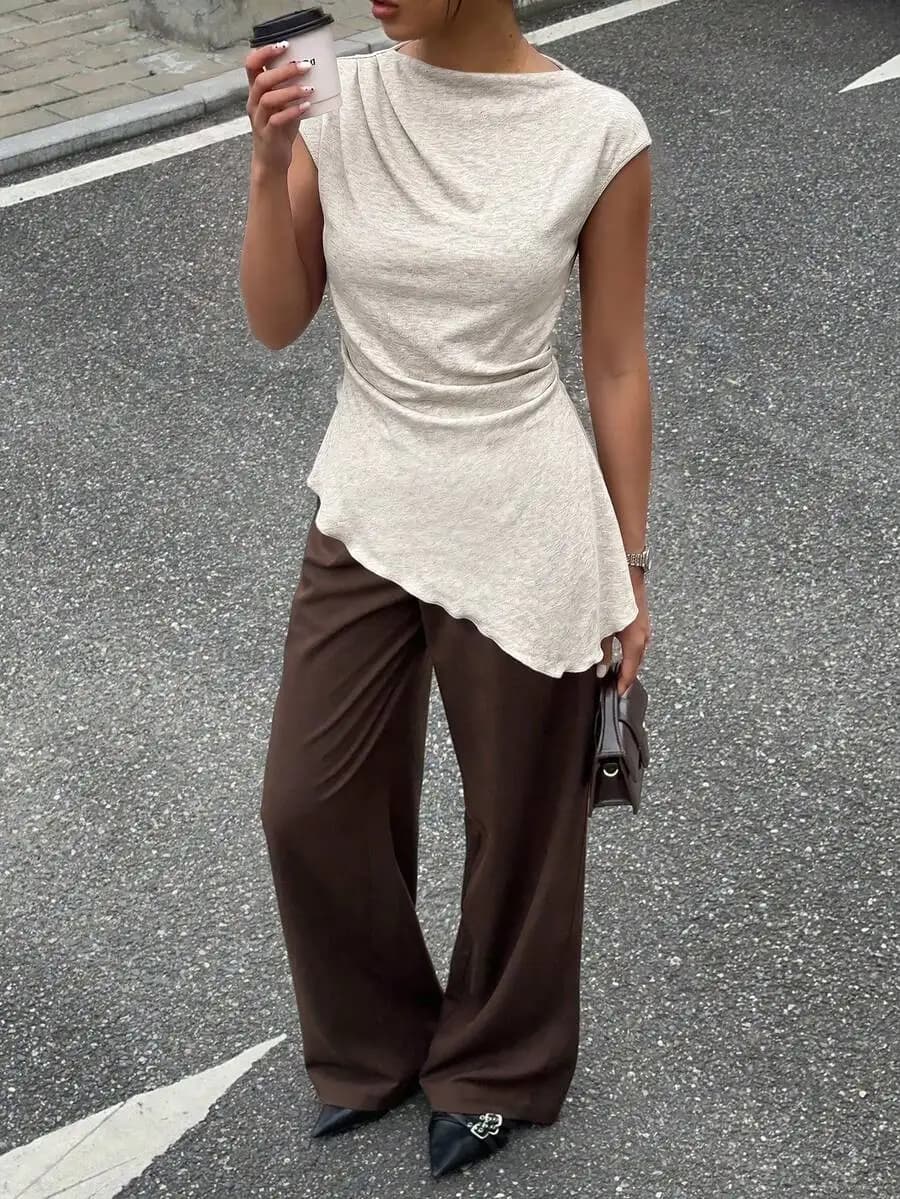 Top beige a maniche corte con orlo asimmetrico, t-shirt casual elegante da donna con vita aderente