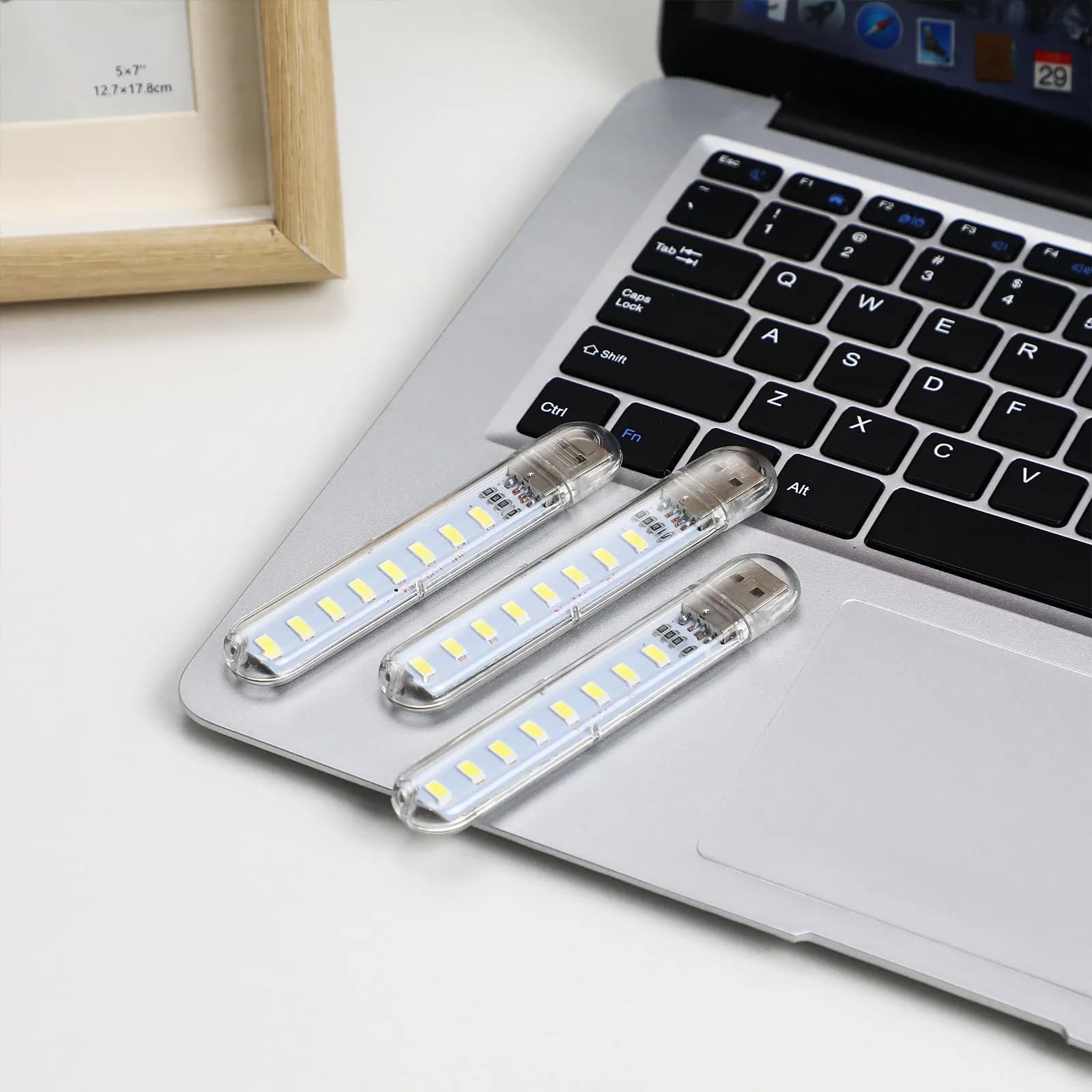 Set di 3 Luci Notturne USB, Mini Lampade da Scrivania LED Portatili, Luce Bianca Morbida Senza Abbagliamento, per Interni ed Esterni, Campeggio, Emergenza, Compatte