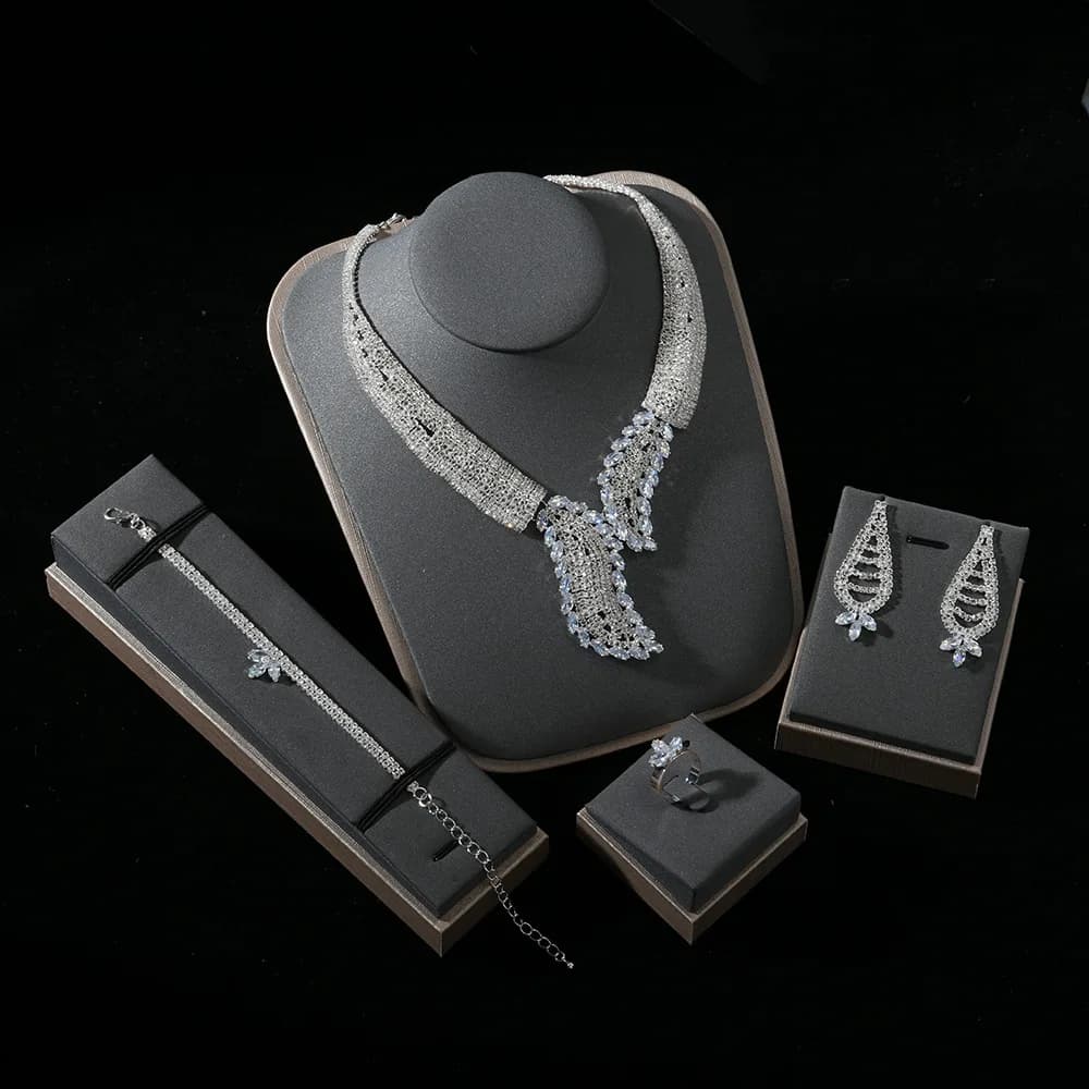 Collana stereo premium Orecchini Bracciale Set Decorazione abito da donna Gioielli di lusso leggeri adatti per regalo di ballo di nozze M-809